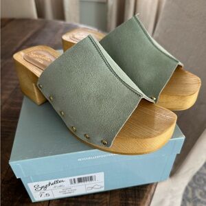 BRAND NEW in box. 7.5 Size